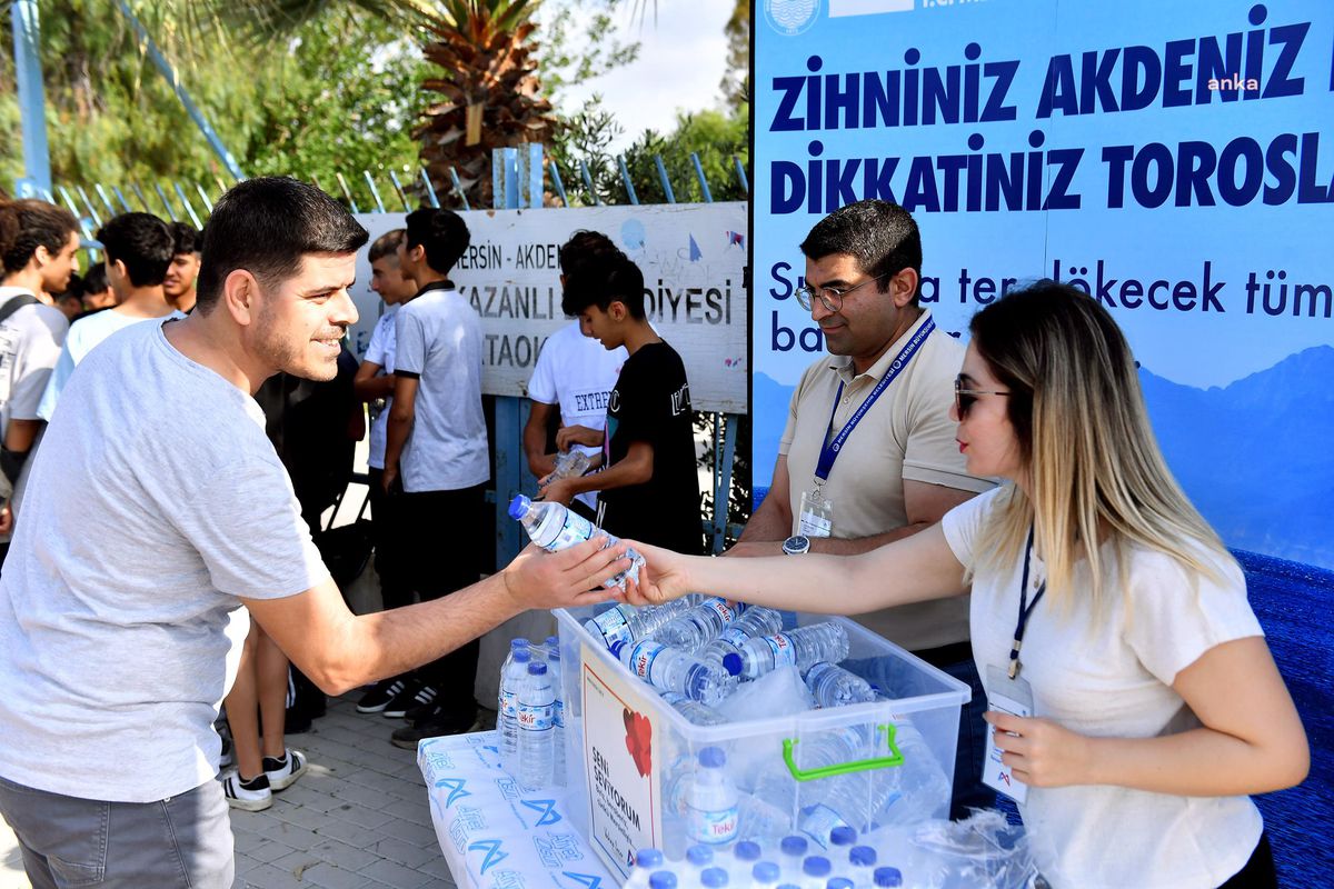 Mersin Büyükşehir Belediyesi LGS sınavına su ikramında bulundu