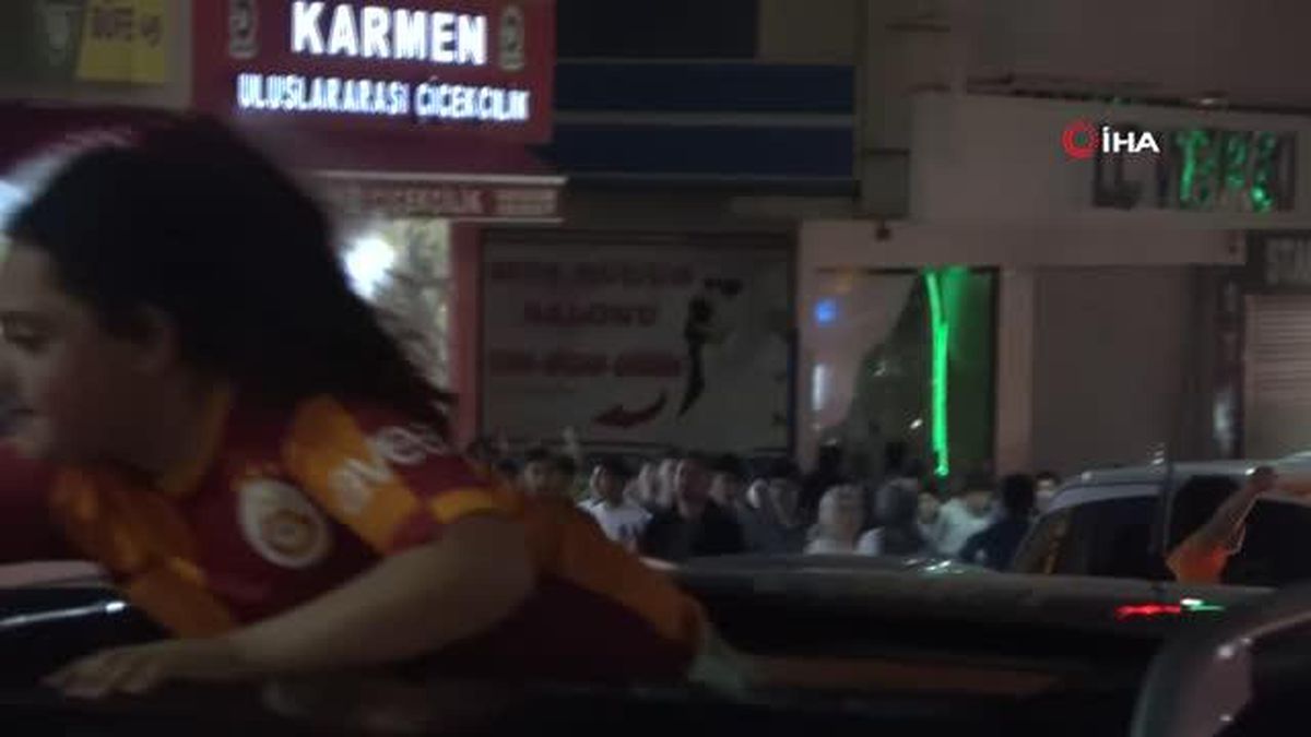 Muş'ta Galatasaray taraftarı şampiyonluğu ve Fenerbahçe galibiyetini coşku ile kutladı