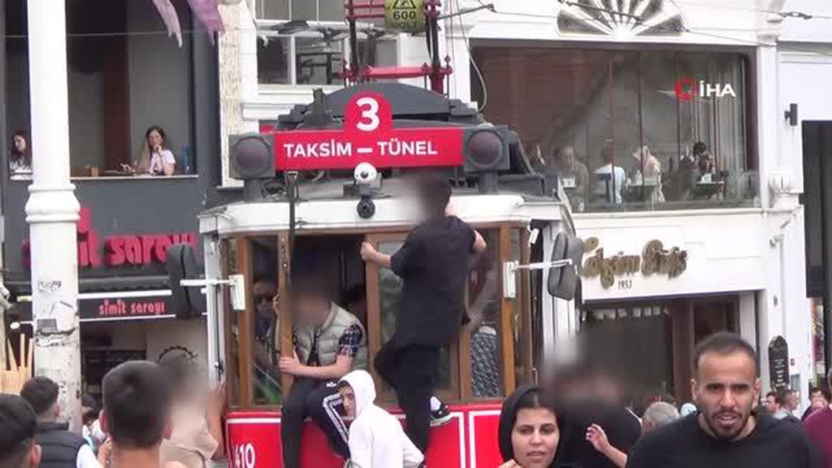 Nostaljik tramvayda çocukların tehlikeli yolculuğu kamerada