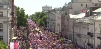 Polonya'da binlerce kişiden hükümet karşıtı protesto