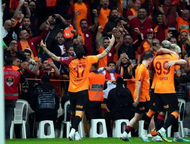 Son Dakika: Galatasaray, şampiyon olarak çıktığı derbide Fenerbahçe'yi 3-0'lık skorla devirdi
