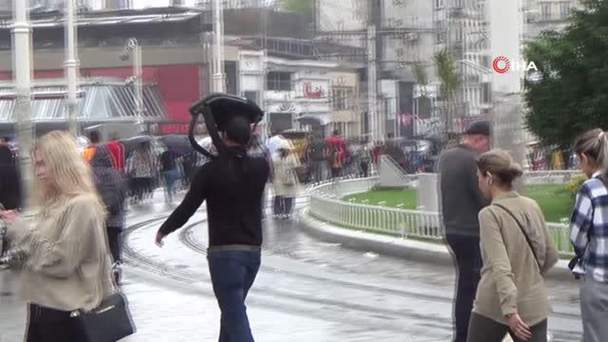 Taksim'de Şiddetli Yağmur Vatandaşları Zor Anlar Yaşattı
