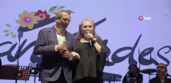 Teferic Şenliklerinde Suzan Kardeş ve Mesut Ergin'den İzmir Marşı sürprizi