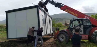 Tomarza'da evleri ağır hasar gören vatandaşlara konteynerleri verildi