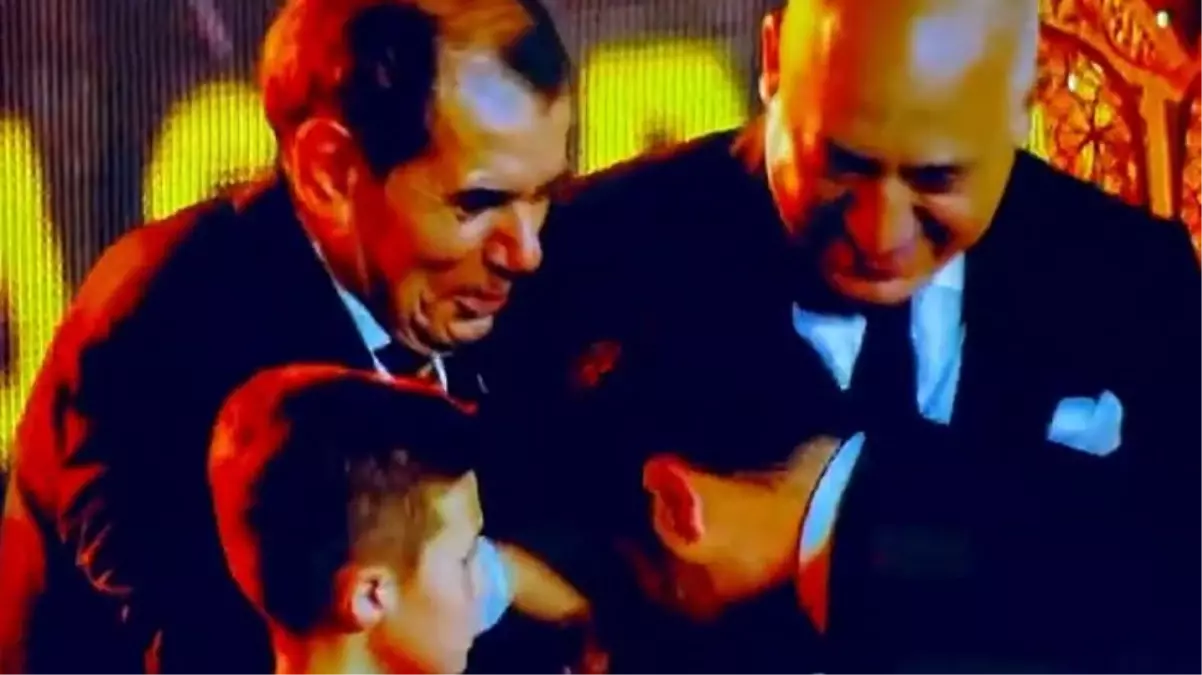 Kutlamaya damga vuran hareket! Erden Timur, Dursun Özbek'in elini öptü