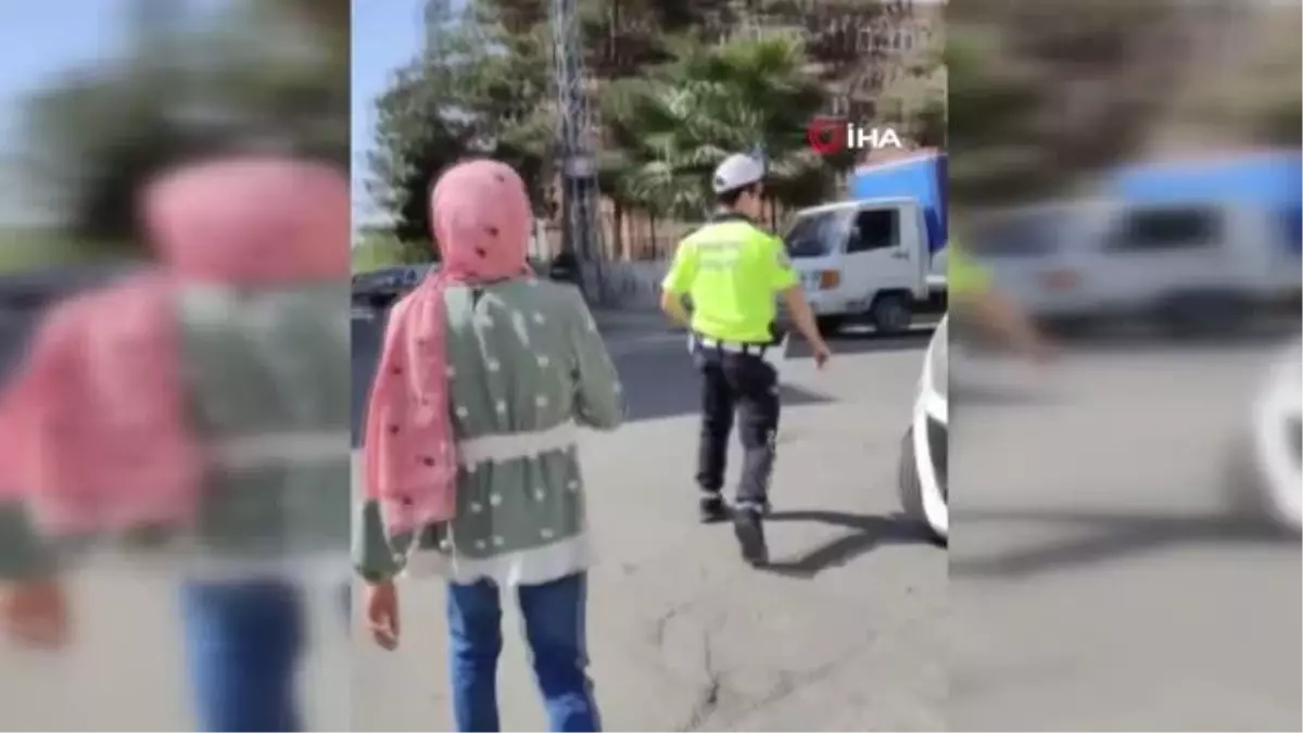 Trafik Polisleri Yanlış Okula Giden Öğrenciye Yardım Etti
