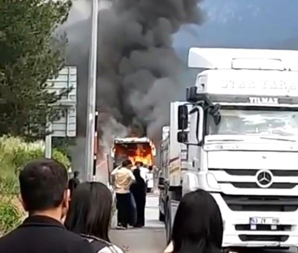 Adana'da Yolcu Otobüsü Alev Alev Yandı