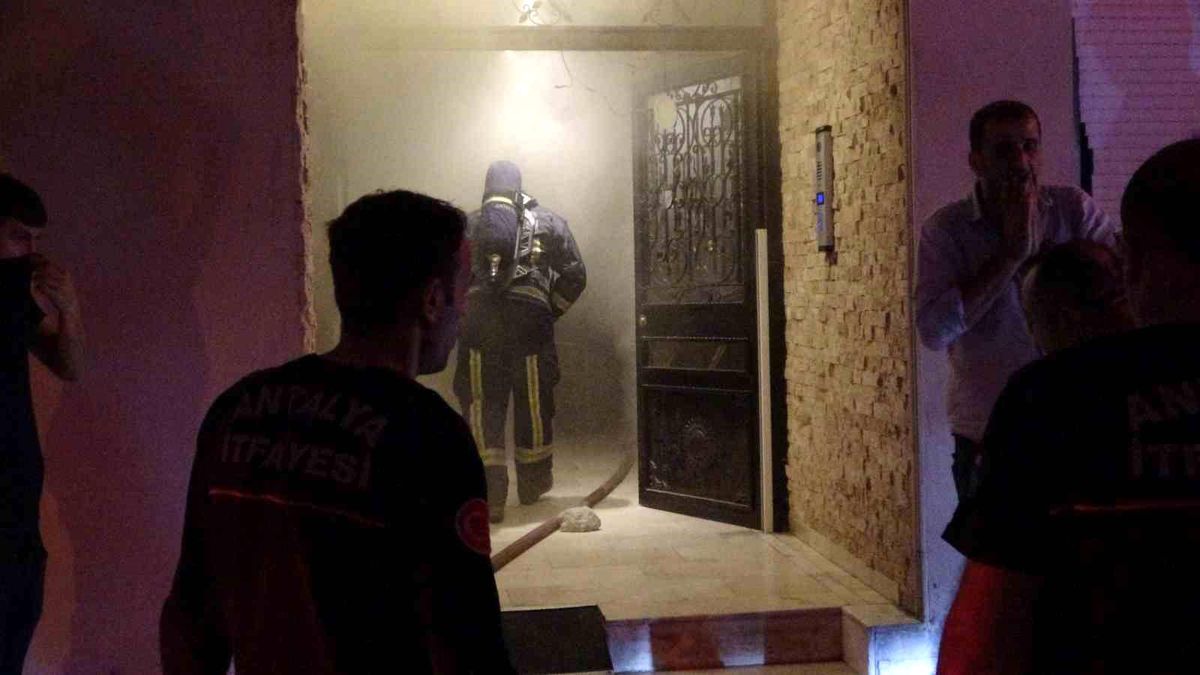 Antalya'da Yangında Mahsur Kalan Genç Kurtarıldı