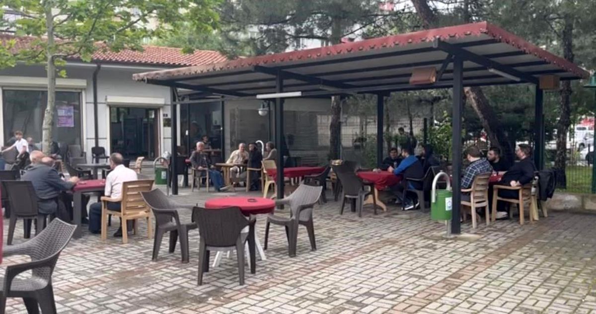 Bursa'da Cami Avlusunda Şakalaşırken Arkadaşını Silahla Öldüren Genç Tutuklandı