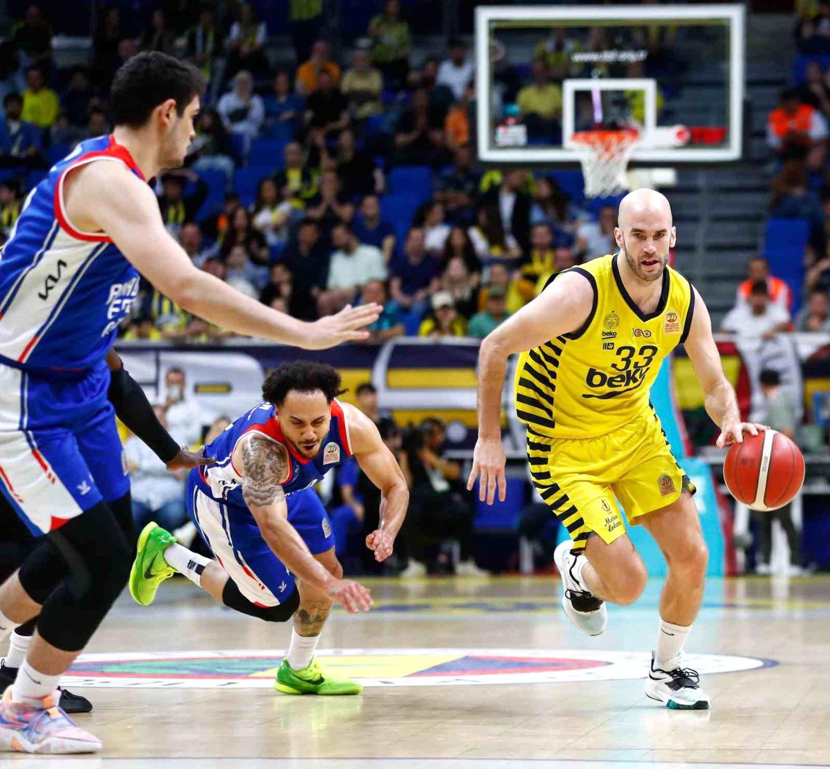 A.Efes, Fenerbahçe'yi yenerek seriyi eşitledi