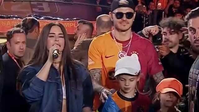 Beklenen oldu, yer yerinden oynadı! Icardi ve Simge Sağın'dan 'Aşkın Olayım' düeti Beklenen oldu, yer yerinden oynadı! Icardi ve Simge Sağın'dan 'Aşkın Olayım' düeti