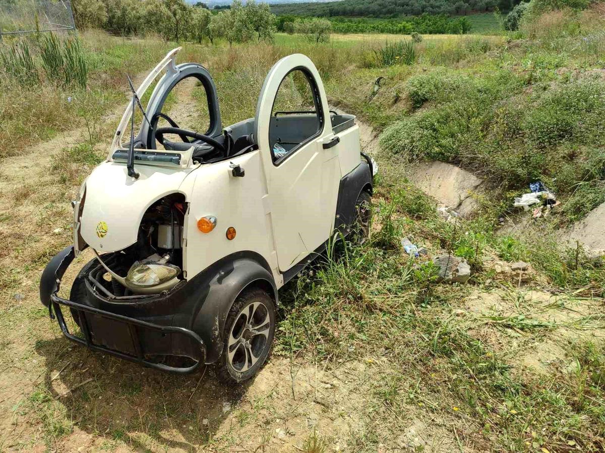 Elektrikli bisiklet sulama kanalına uçtu: 3 kadın yaralandı