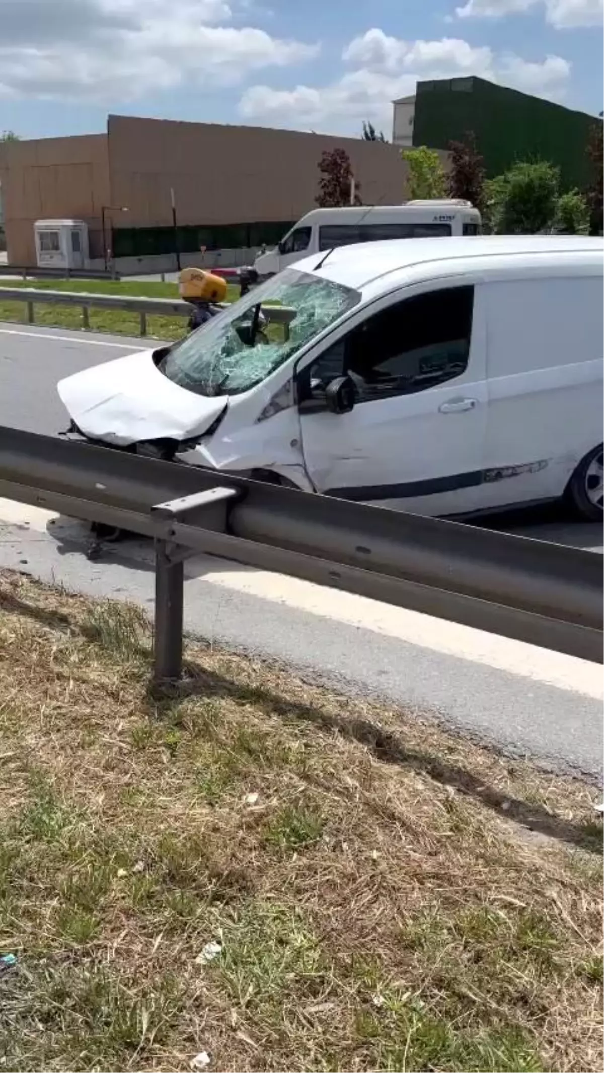 Bahçelievler'de Otomobil Bariyere Çarptı: Sürücü Camdan Fırladı