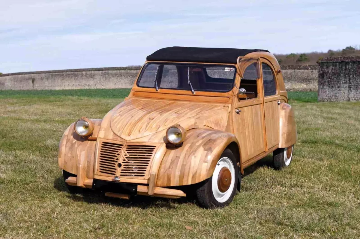 Fransa'da Ahşap Citroen 2CV Otomobil Rekor Fiyata Satıldı