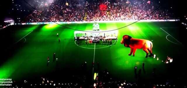 Galatasaray'ın şampiyonluk kutlamalarında ekrana getirdiği hologram aslan dalga konusu oldu Galatasaray'ın şampiyonluk kutlamalarında ekrana getirdiği hologram aslan dalga konusu oldu