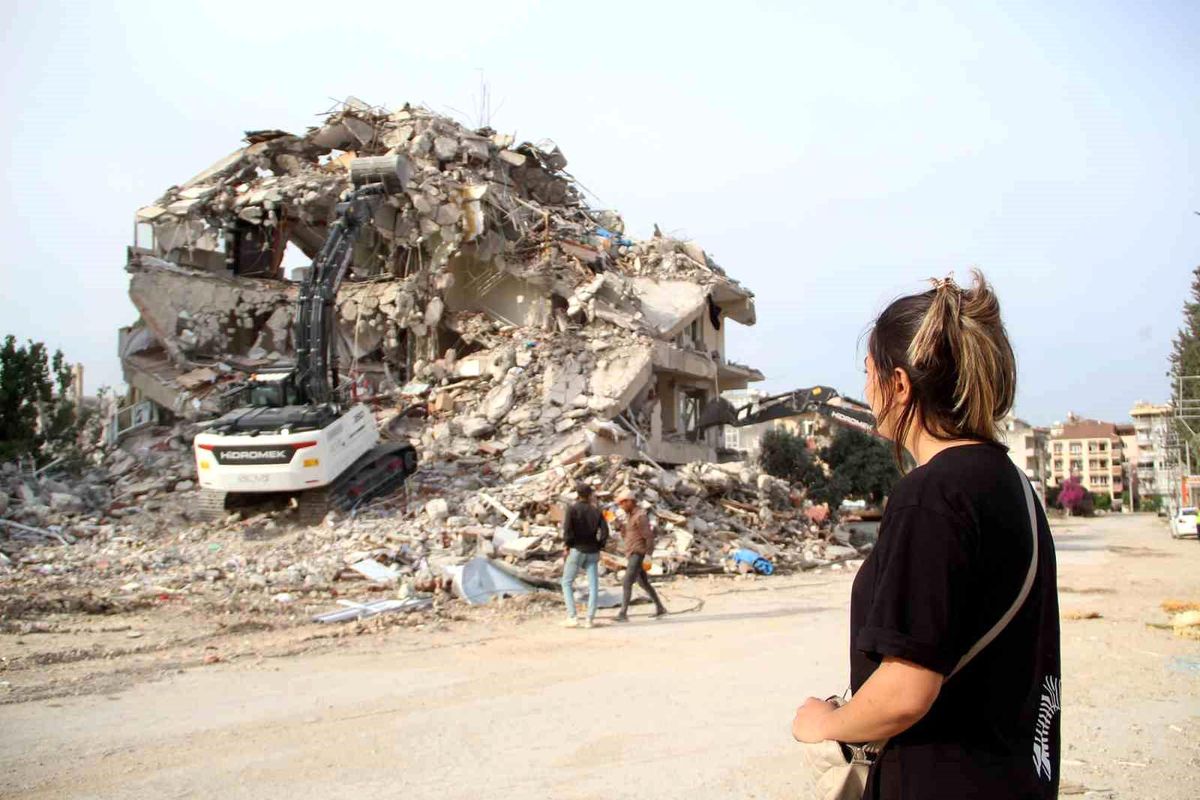 Depremde evi yıkılan genç kadın yuvasının yıkılışını hüzünlü gözlerle izledi
