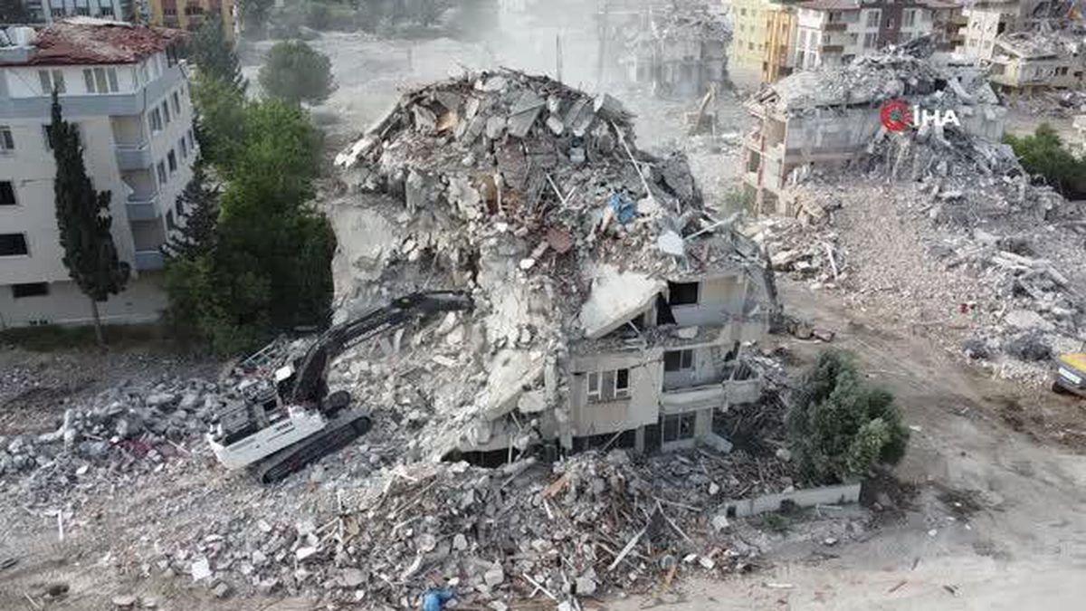 Hatay'da depremde hasar alan evi yıkılan genç kadın hüzünlü gözlerle izledi