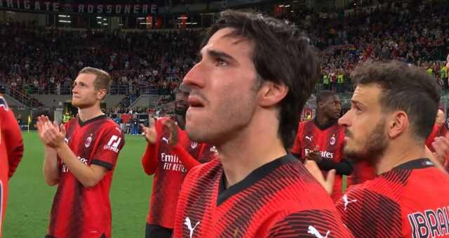 Herkesi hüngür hüngür ağlattı! Zlatan Ibrahimovic gözyaşları için futbolu bıraktı Herkesi hüngür hüngür ağlattı! Zlatan Ibrahimovic gözyaşları için futbolu bıraktı