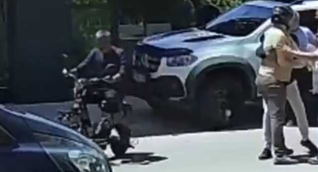 Hırsızdan 'yok artık' dedirten davranış: Trafikte kavga eden adamın motosikletini çaldı