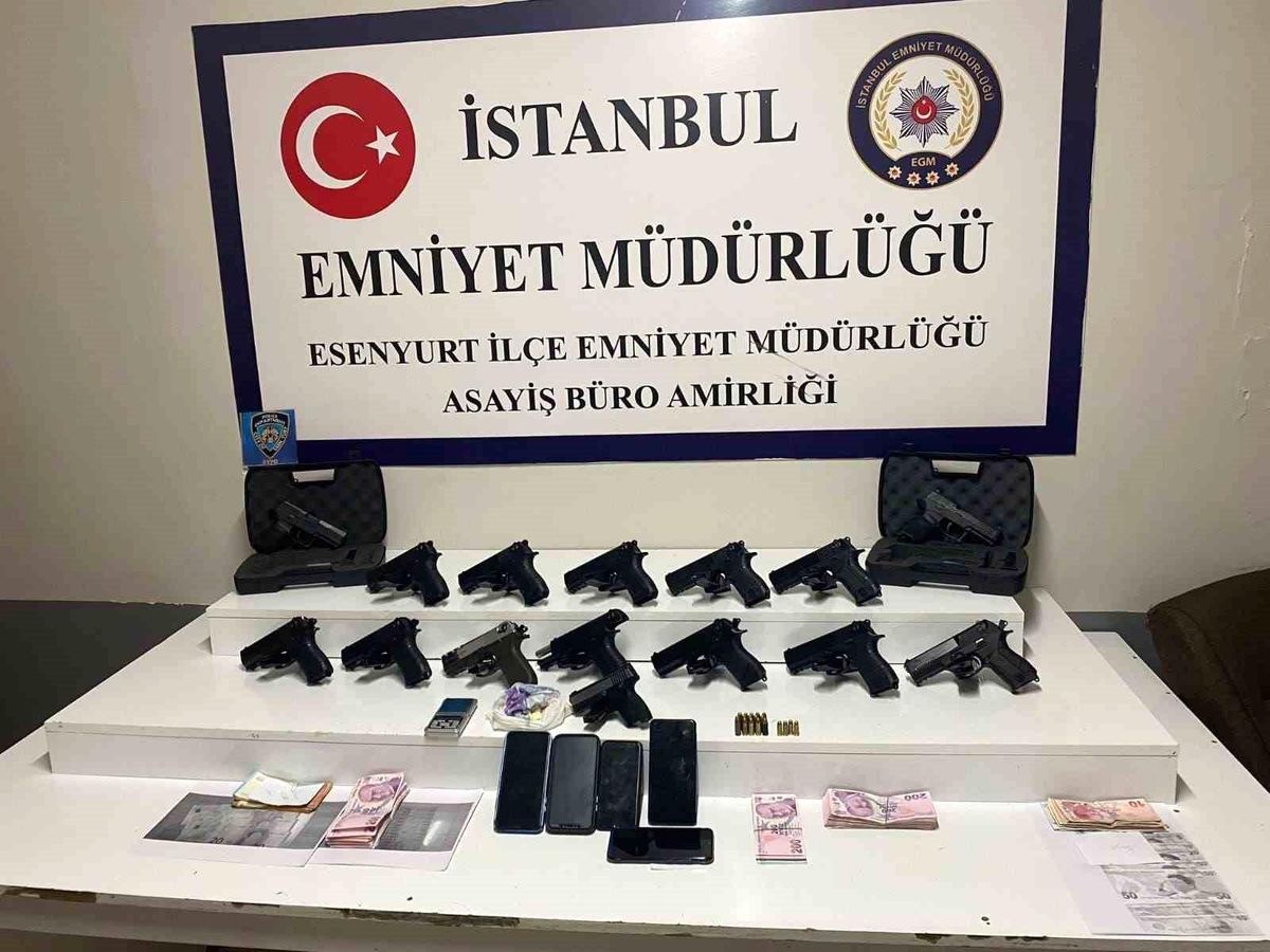 Esenyurt'ta yapılan operasyonda 15 adet ruhsatsız tabanca ele geçirildi