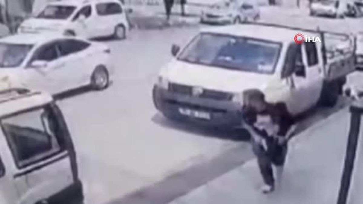 İzmir'de güpegündüz sokak ortasında silahlı pusu: O anlar kamerada