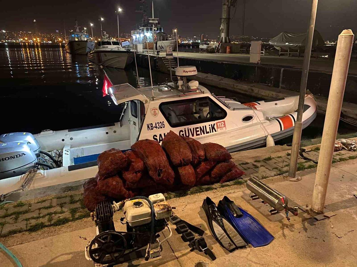 İzmir Körfezi'nde Yasa Dışı Avcılık Operasyonu: 500 Kg Midye Ele Geçirildi