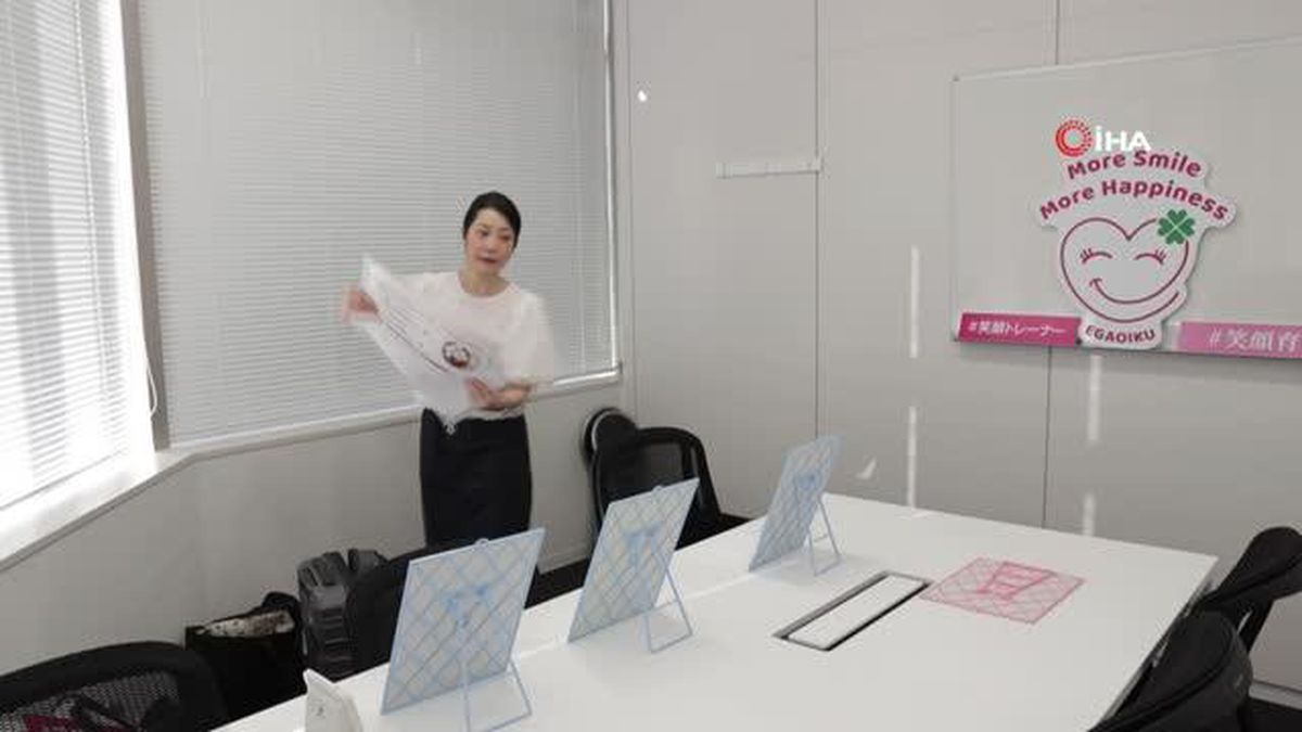 Japonya'da gülümsemeyi unutanlar eğitim alıyor