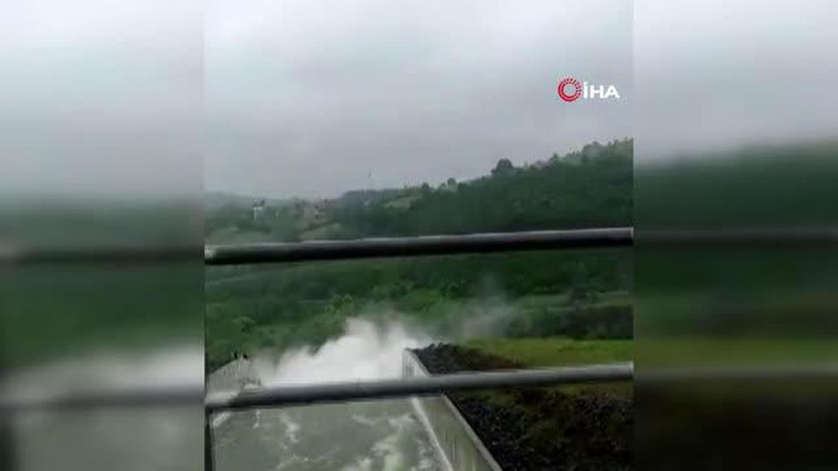 Samsun'da su seviyesi yükselen barajın kapakları açıldı