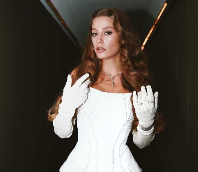 Sezon arasında da çalışacak olan Serenay Sarıkaya'nın yeni dizisindeki 3 erkek partneri belli oldu Sezon arasında da çalışacak olan Serenay Sarıkaya'nın yeni dizisindeki 3 erkek partneri belli oldu