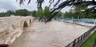 Taşköprü'de Tarihi Köprü Su Debisinin Yükselmesi Nedeniyle Trafiğe Kapatıldı