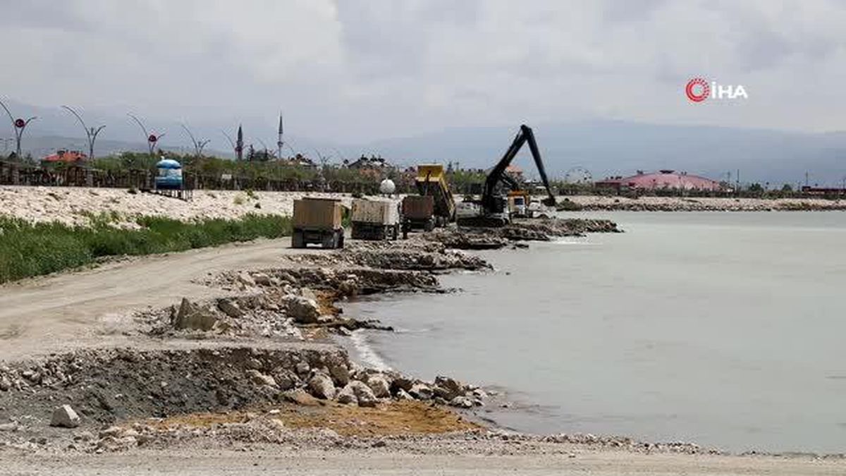 Van Gölü'nden 2 milyon 700 bin metreküp çamur çıkartılacak