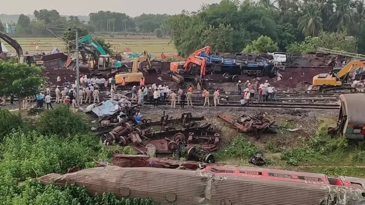 Hindistan'da Tren Kazası: 275 Kişi Hayatını Kaybetti