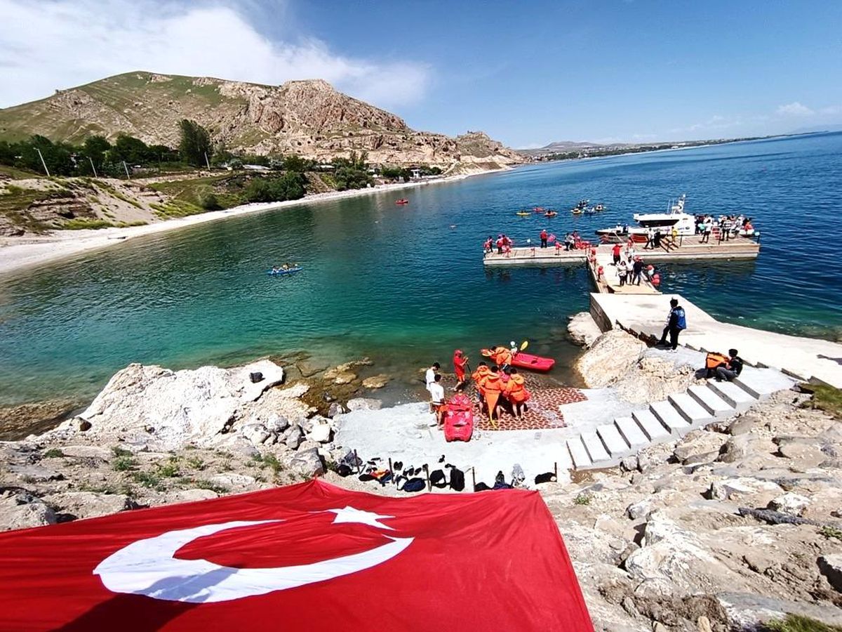 Adilcevaz'da Çevre Haftası kapsamında kano yarışları düzenlendi