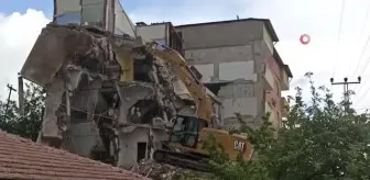 Ağır hasarlı binanın yıkımı sırasında operatör yaralandı