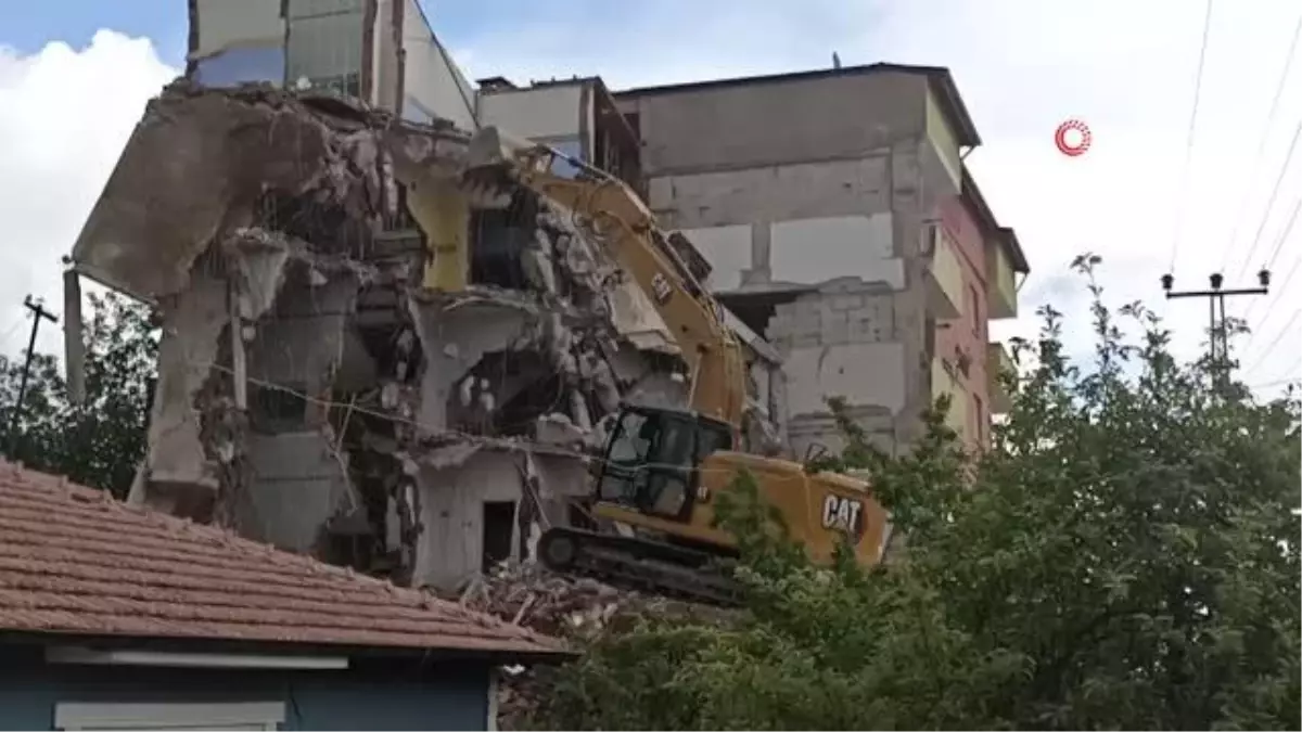 Ağır hasarlı binanın yıkımı sırasında operatör yaralandı