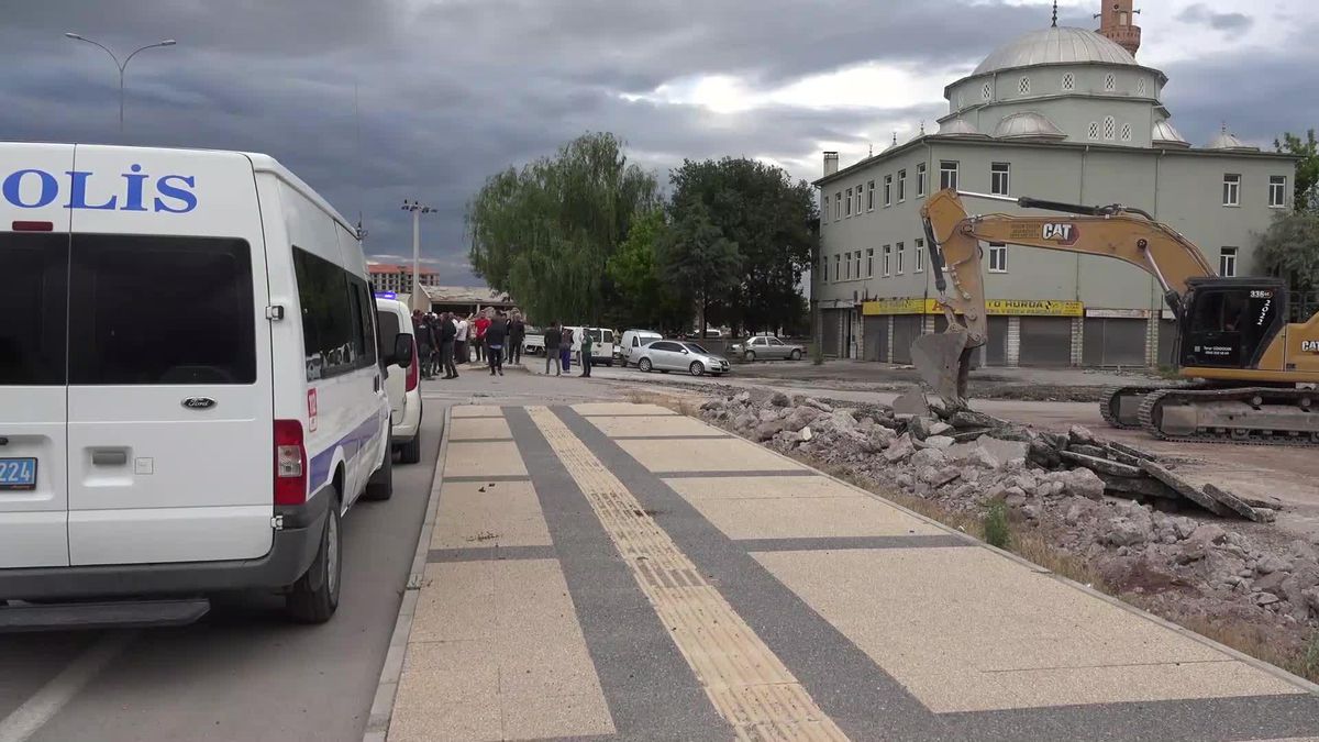 Aksaray'da Yeni Sanayi Bölgesine Taşınamayan Esnafın Yolları Kazıldı, Esnaf Belediye Yetkililerine Tepkili