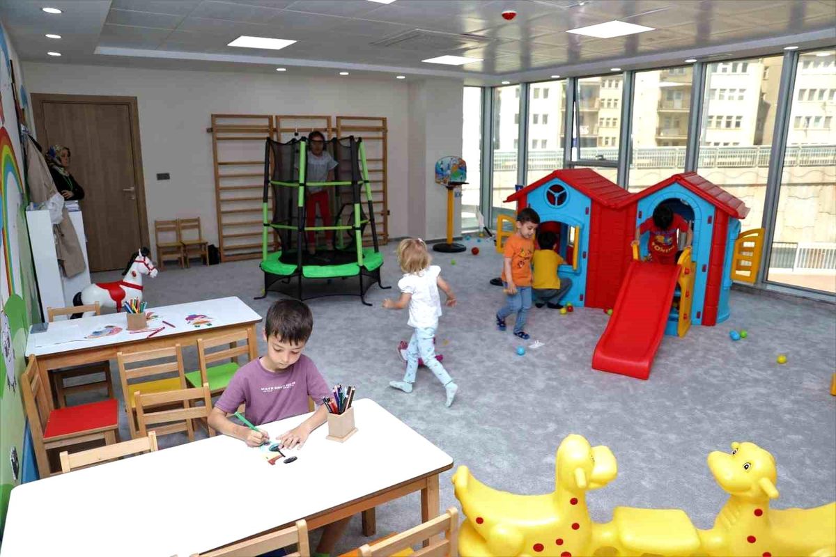 İzmit Belediyesi'nden annelere destek: Kuruçeşme Yaşam Merkezi'nde çocuk oyun odası hizmeti