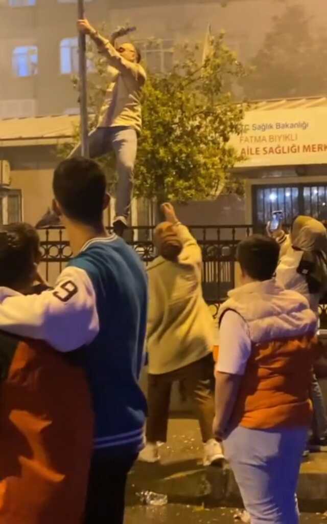 Asker uğurlama eğlencesinde hem dans etti hem havaya ateş açtı