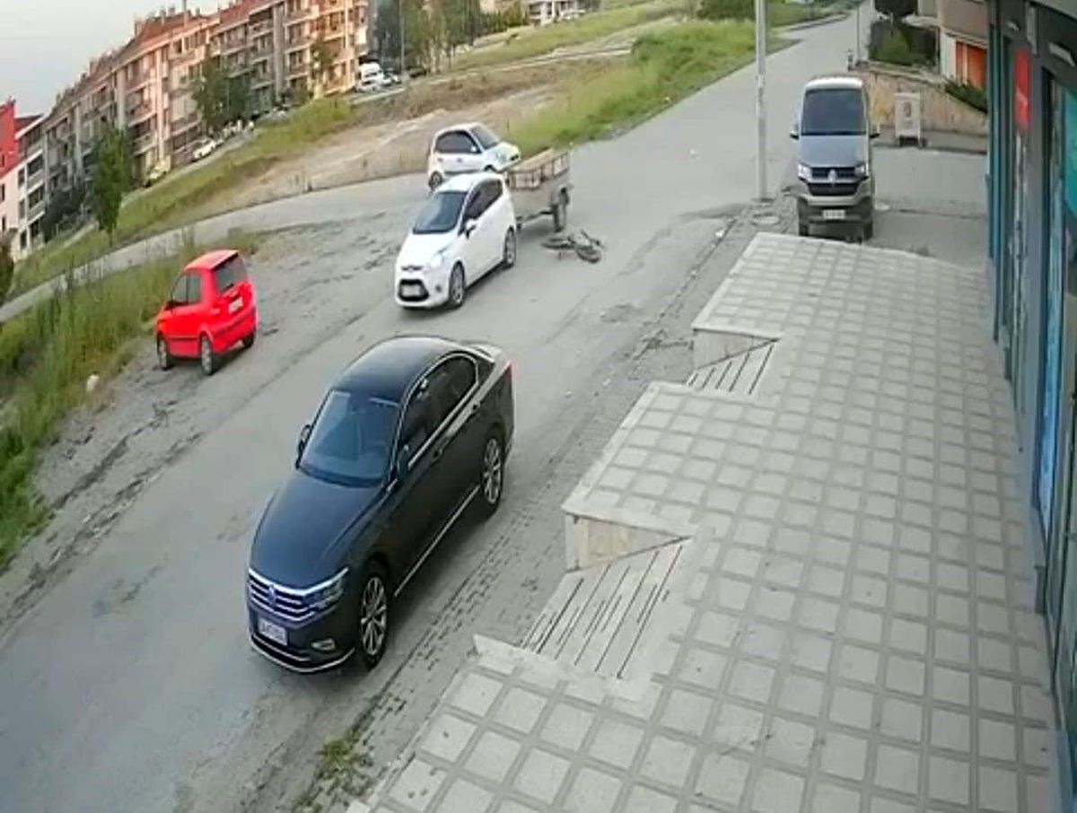 Balıkesir'de ilginç trafik kazası: Motosiklet sürücüsü römorkun üstüne düştü