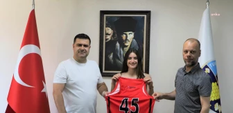 Yağmur Öztürk Turgutlu Belediyespor'a kaptan olarak geri döndü