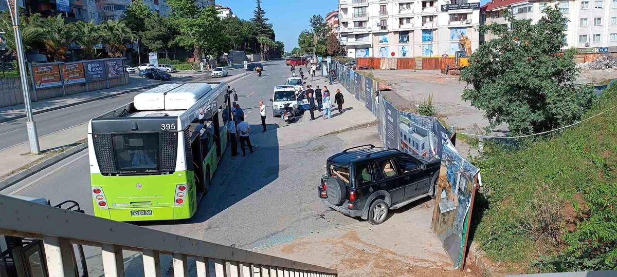 Kocaeli'de Belediye Otobüsü SUV Araça Çarptı: Kavga Çıktı, Otobüs Şoförü Yaralandı