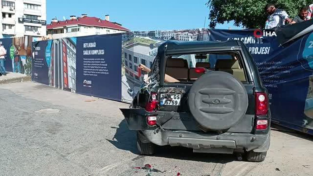 Belediye Otobüsü Kaza Yaptı, Şoför Yaralandı