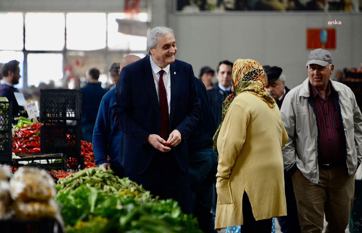 Bozüyük Belediye Başkanı Bakkalcıoğlu, Pazar Ziyaretinde Esnaf ve Vatandaşlarla Bir Araya Geldi