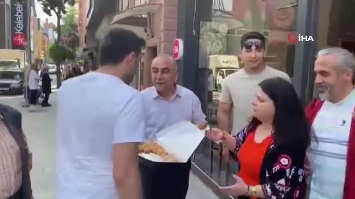 Cumhurbaşkanı Erdoğan'ın zaferini 25 kilo baklava dağıtarak kutladı