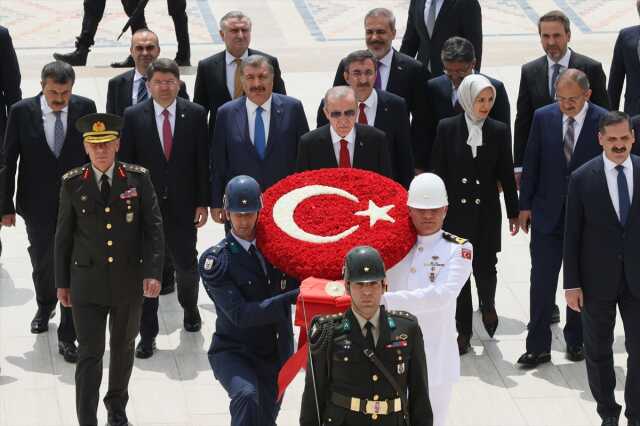 Cumhurbaşkanı Erdoğan ve yeni kabine üyeleri Anıtkabir'de