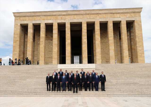 Cumhurbaşkanı Erdoğan ve yeni kabine üyeleri Anıtkabir'de