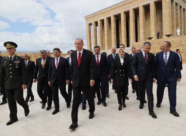 Cumhurbaşkanı Erdoğan ve yeni kabine üyeleri Anıtkabir'de