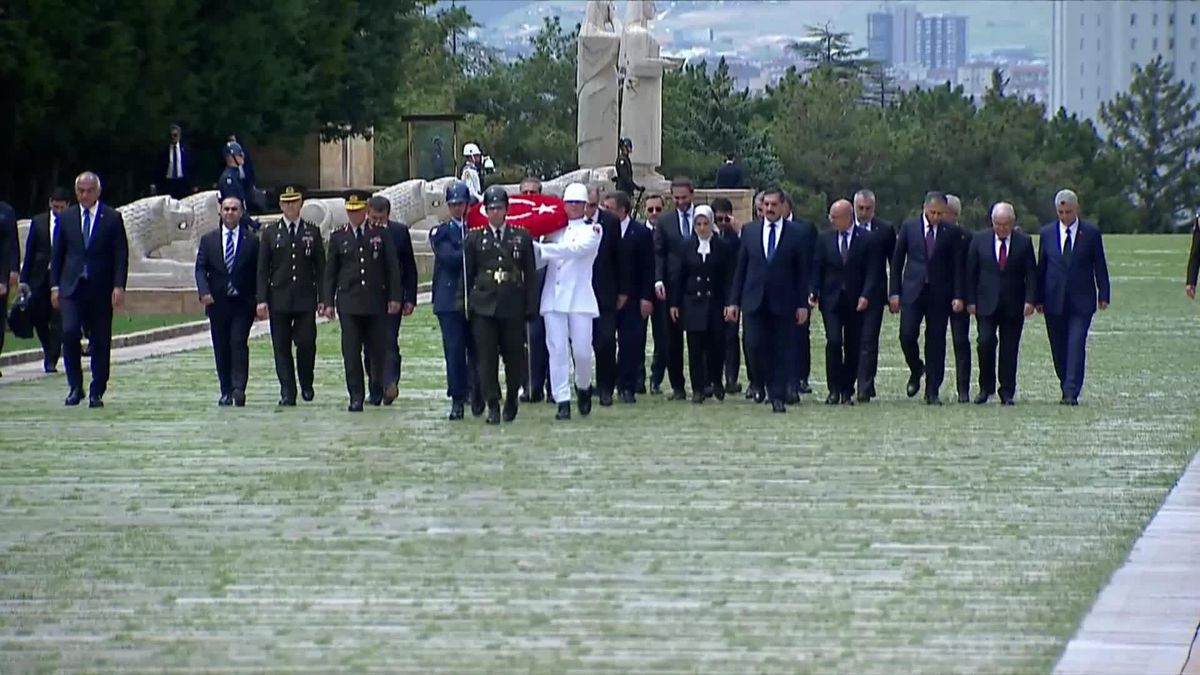 Cumhurbaşkanı Erdoğan, Yeni Kabine Üyeleriyle Birlikte Anıtkabir'i Ziyaret Etti