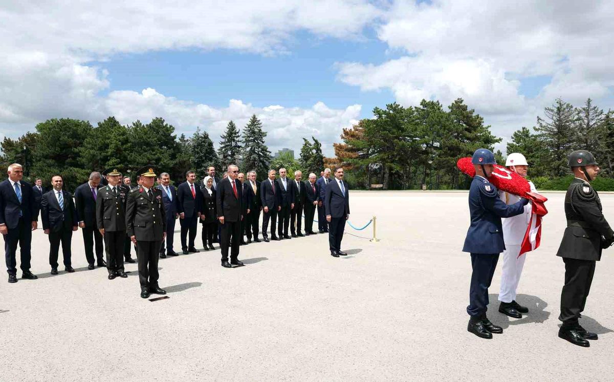 Cumhurbaşkanı Erdoğan, yeni kabine üyeleriyle Anıtkabir'i ziyaret etti