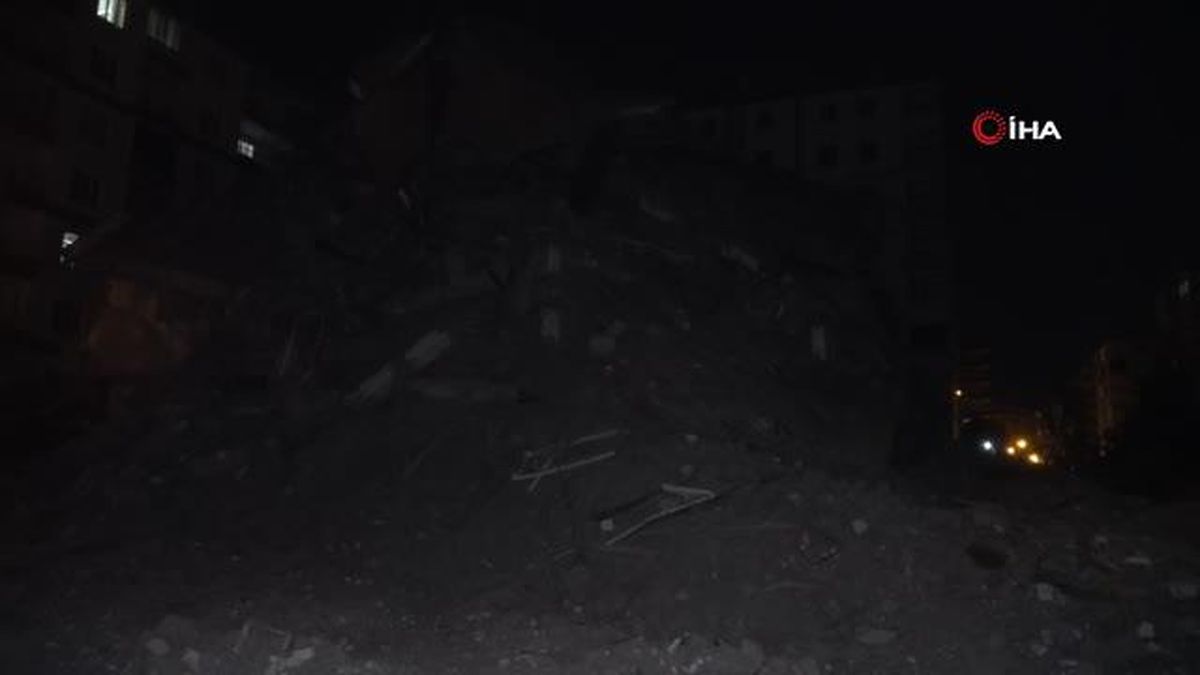 Diyarbakır'da yıkımı yapılan ağır hasarlı binanın bir kısmı kendiliğinden çöktü